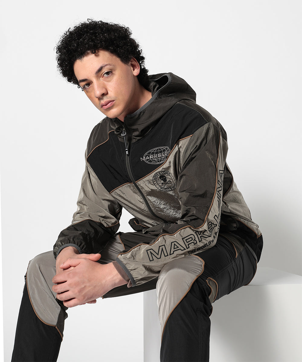 モデル:身長185cm,チェスト92cm,ウエスト77cm,ヒップ94cm,着用サイズL