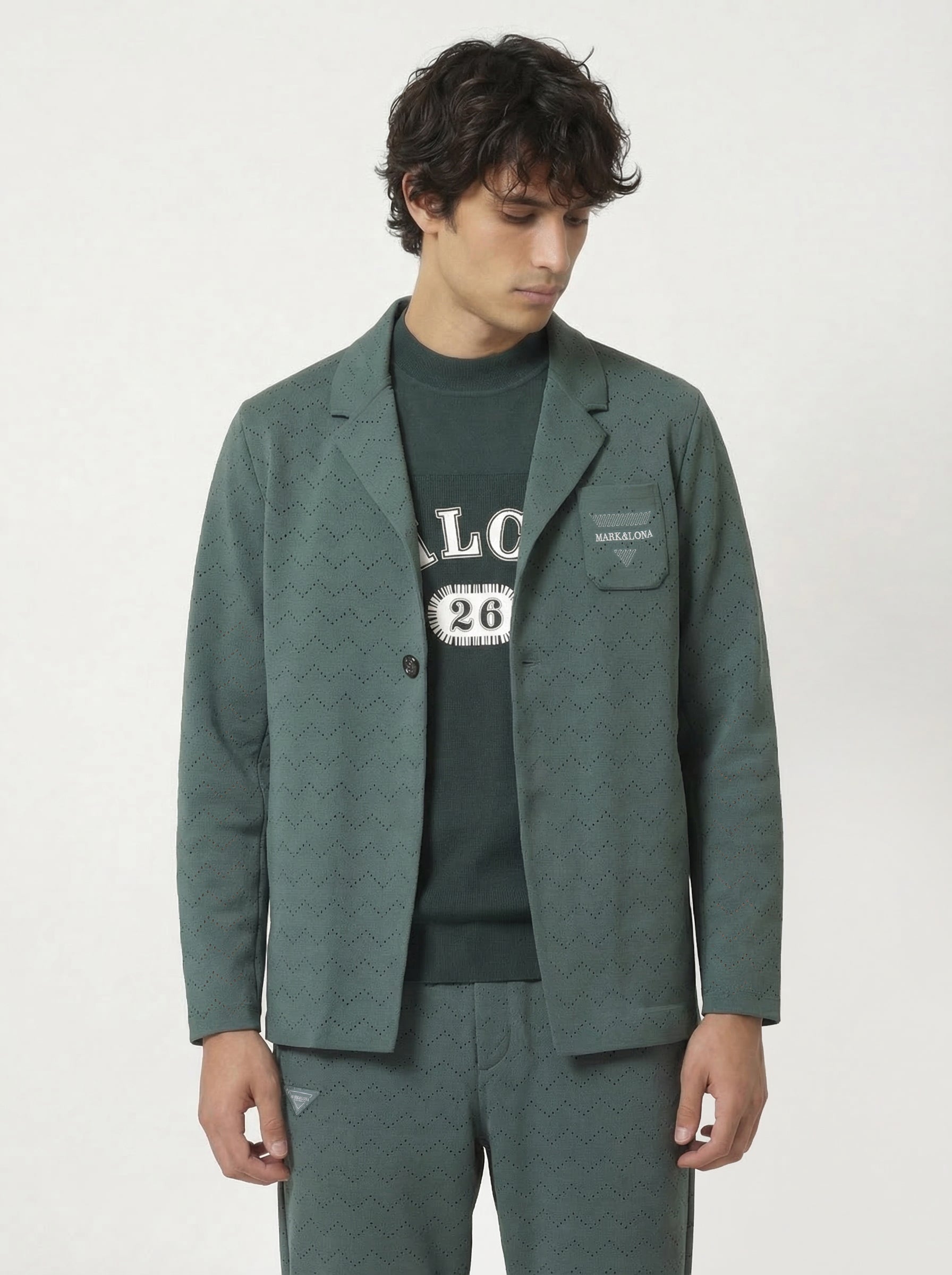 モデル:身長183cm, チェスト98cm, ウエスト78cm, ヒップ93cm 着用サイズL